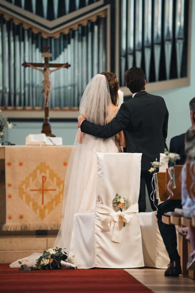 Live-Auftritt einer Sängerin und Pianistin bei einer Hochzeit, musikalische Begleitung während der Trauungszeremonie.